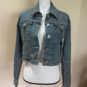 Womens authentic cropped Levi’s medium rinse denim jacket. NWT Size Large